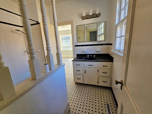 Building Photo - 541 W Sumter St