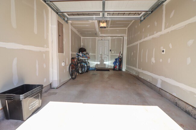 Building Photo - Stunning 3 Bed 2.5 Bath, Newer Condo-Style...