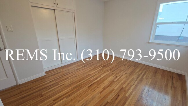 Building Photo - Bright and Renovated Upstairs Apartment w/ Laundry & Parking