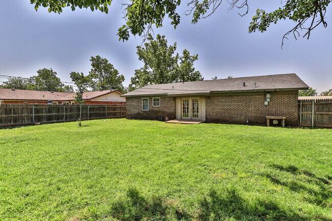 Building Photo - Sharp 3 Bedroom in LISD