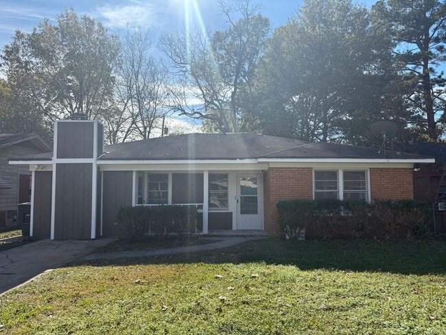 Building Photo - Beautiful 3 bedroom/1 bath home with Fireplace and Central HVAC!