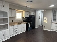 Building Photo - 10 White Oak Village