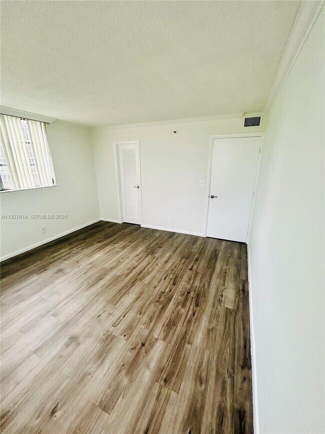 Building Photo - 3100 W Rolling Hills Cir