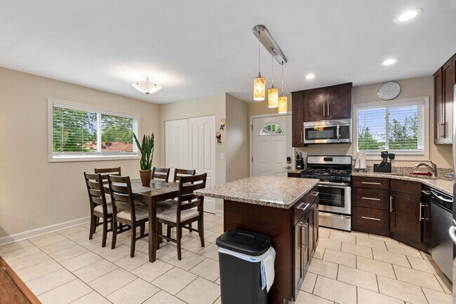 Building Photo - 121 King Ct