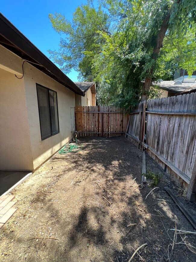 Building Photo - 7612 N Laurelglen Blvd