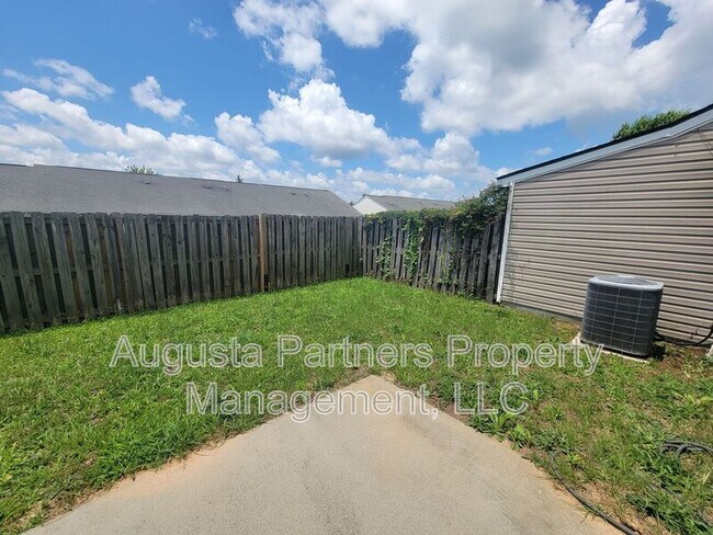 Building Photo - 1234 Longpoint Dr