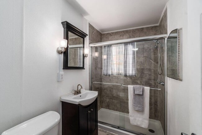 Building Photo - 1750 E Broad St