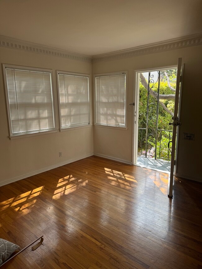 Entry to living room - 1532 S Beverly Dr