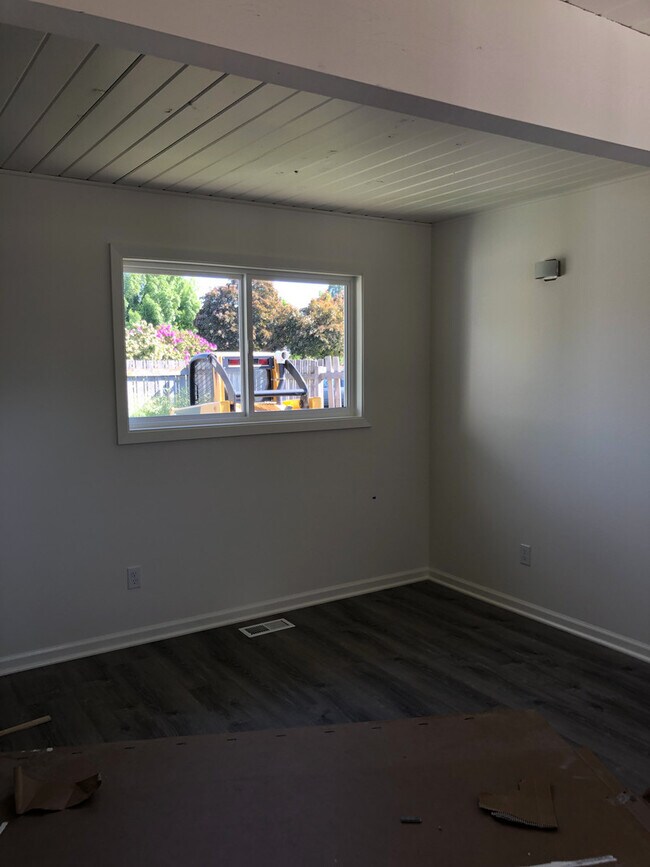 Building Photo - Updated 2 Bedroom 1 bath duplex in NW Corvallis!