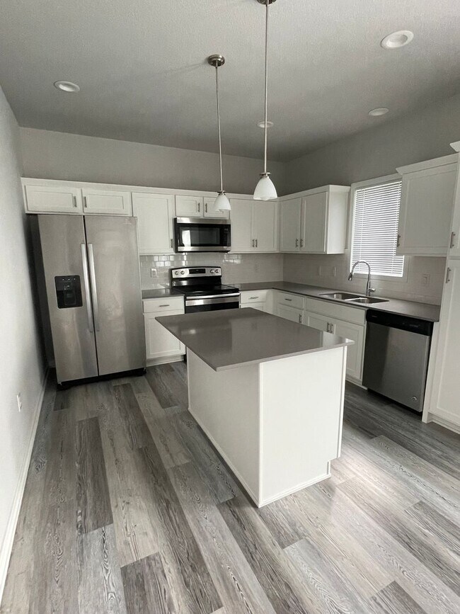 Building Photo - FREE RENT SPECIAL!  3 bedroom 2.5 bath Sin...