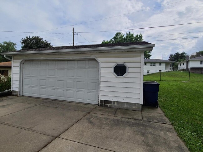 Building Photo - 608 Cataract Ave