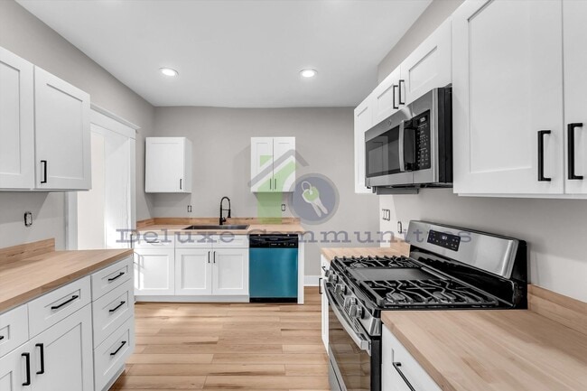 Building Photo - 724-724 Adams St SE