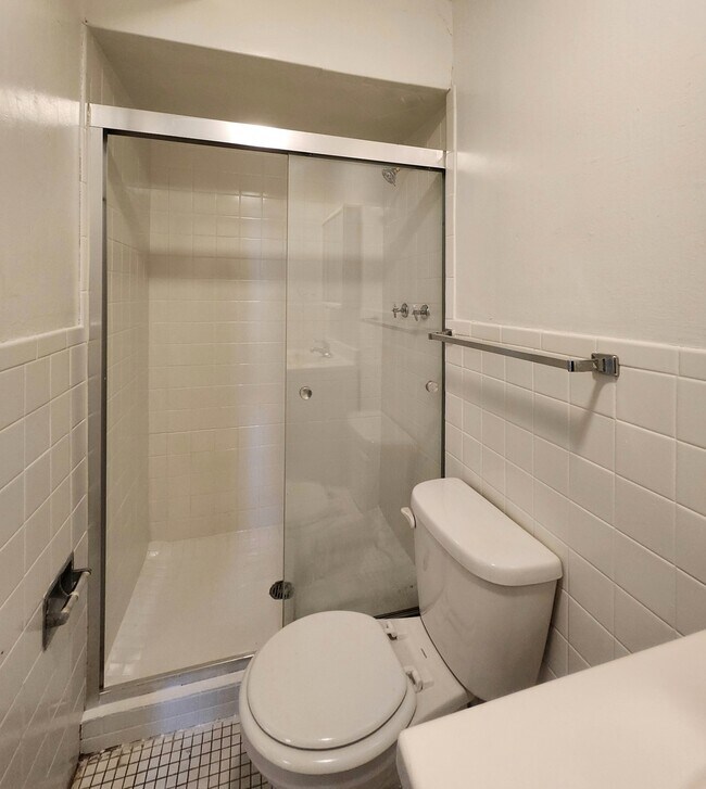 Building Photo - 2005 W Touhy Ave