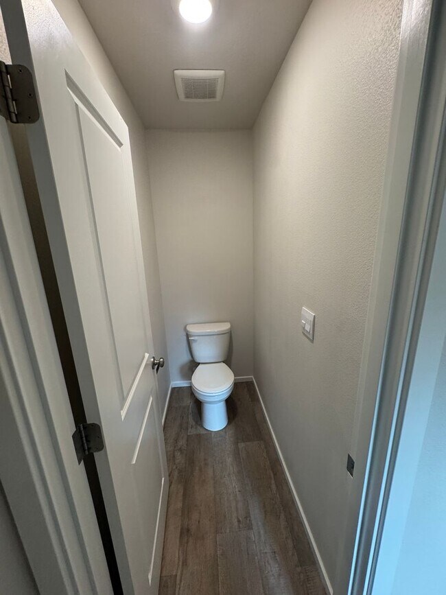 Building Photo - 4 Bedroom, 2.5 bath, newer home in desirable location!!