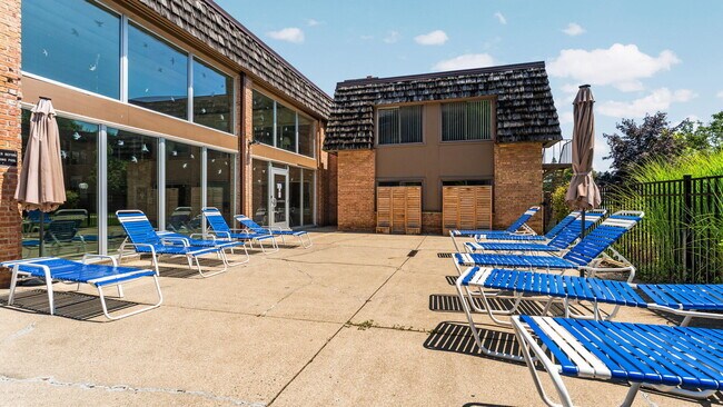 Building Photo - 1225 S Maple Rd