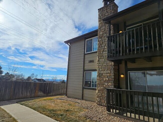 Building Photo - Bright Top-Floor Corner Condo on Powerline Trail – 1 Bed / 1 Bath