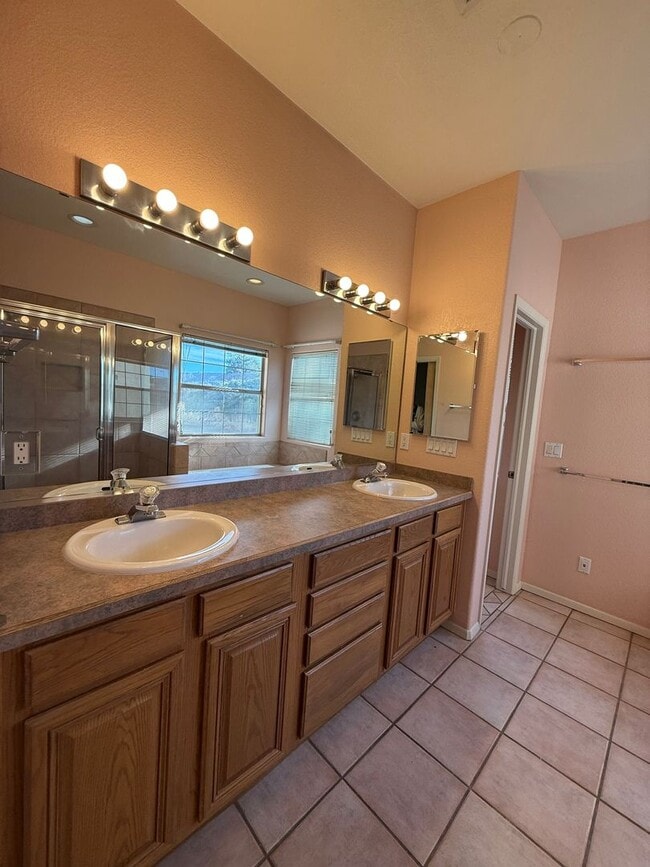 Building Photo - Beautiful 3 Bedroom/2.5 Bathroom Home Located off Roadrunner