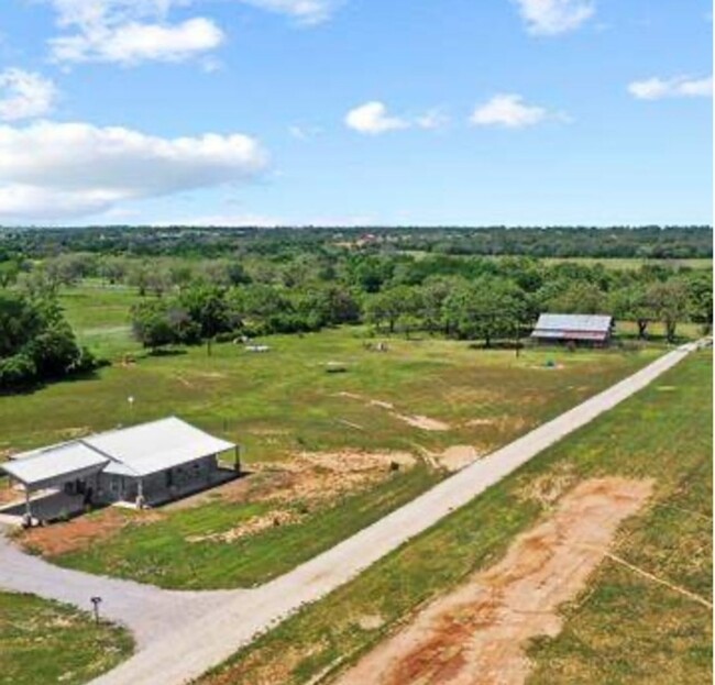 Building Photo - 6 acres / HORSES WELCOME / WATER INCLUDED ...