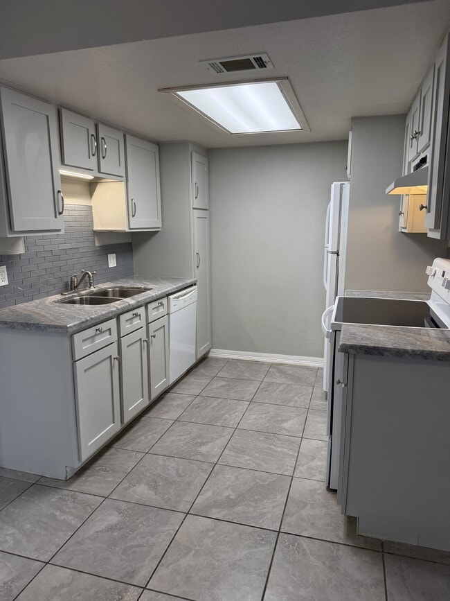 Building Photo - 8730 Glen Meadow Ln
