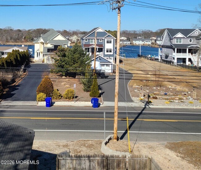 Building Photo - 634 Point Ave