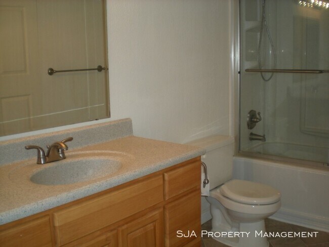 Building Photo - Cozy ground floor Condo in Redmond!