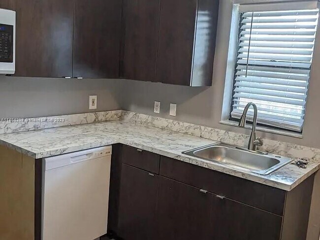 Building Photo - 617 Ixoria Ave