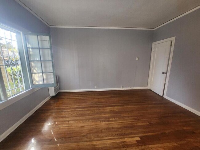 Building Photo - 4023 W 6th St