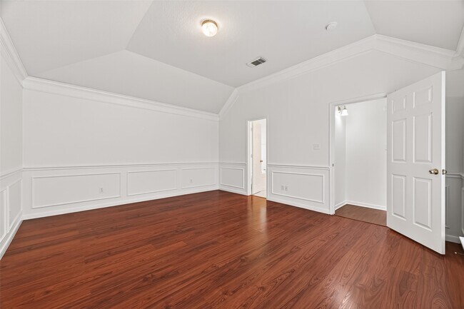 Building Photo - 2015 Waverly Glend Dr