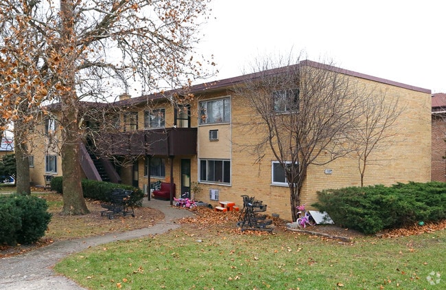 Building Photo - 587 Park Plaza
