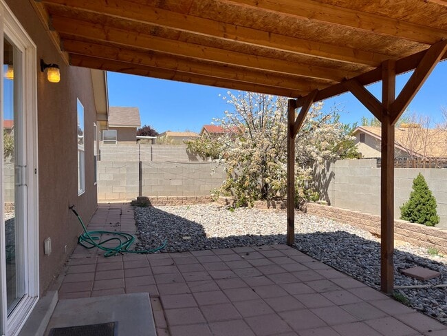 Building Photo - Cozy 3 Bedroom 2 Bathroom Home In The NW!