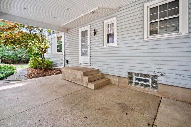 Building Photo - 5160 N Kent Ave