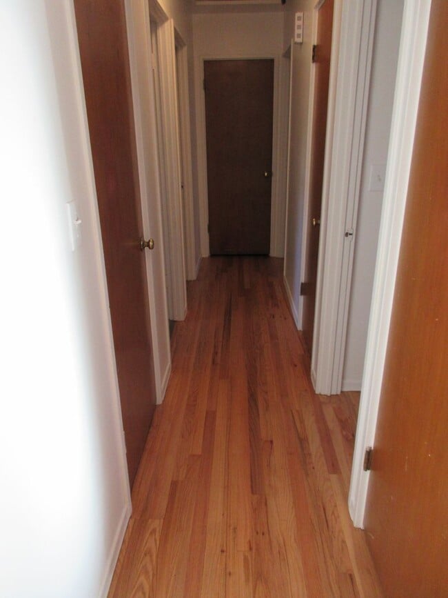 Building Photo - Three Bedroom Home in South Salem