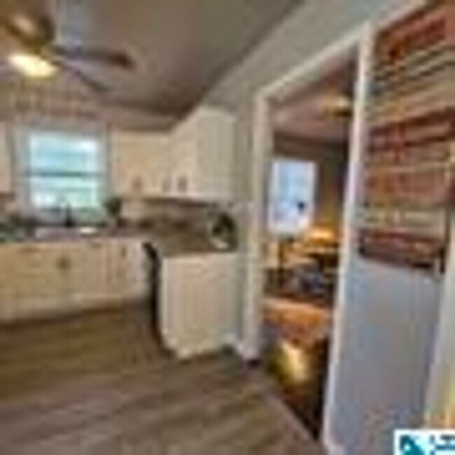 Building Photo - Charming 4 Bedroom, 1 Bathroom house
