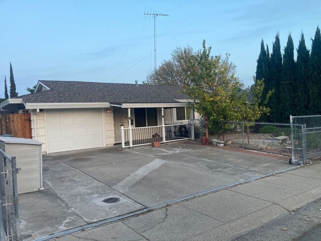 Building Photo - Spacious 3 bed 1 bath plus bonus room! Pet friendly with nice size back yard