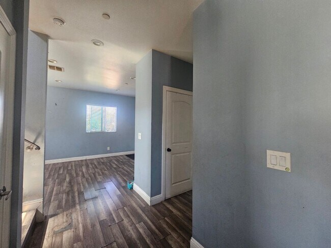 Building Photo - 718 W 85th St