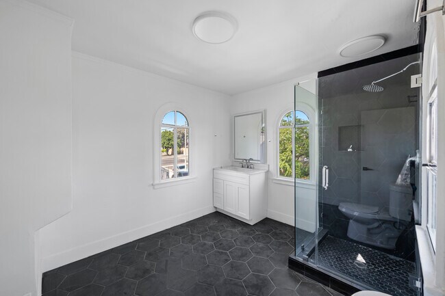 Building Photo - 1905 S Orange Dr