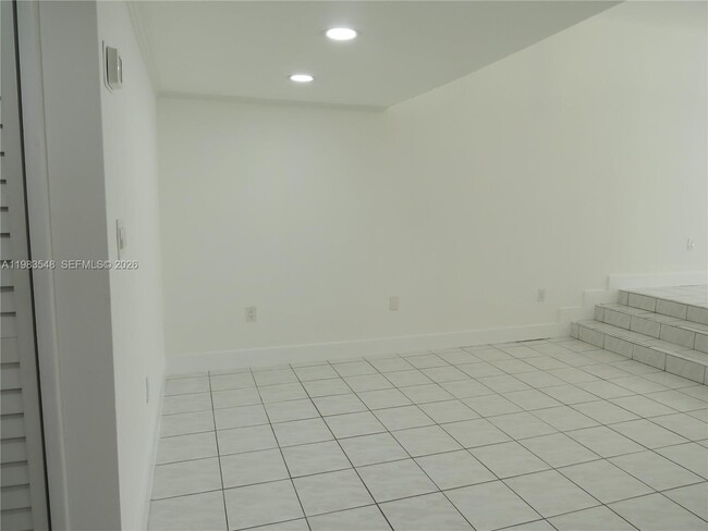 Building Photo - 9165 Fontainebleau Blvd