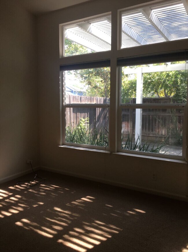 Building Photo - 3 Bed 2.5  Bath House in South Davis