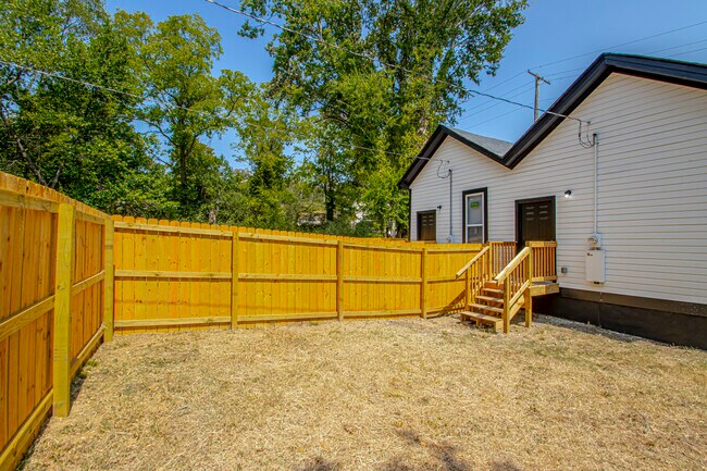 Building Photo - 214 S Park St