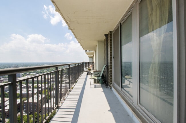 Building Photo - 6007 N Sheridan Rd