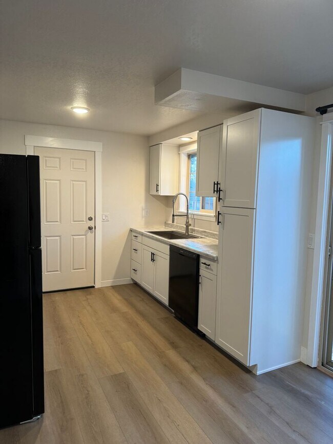 Building Photo - Updated Duplex in SE Bend