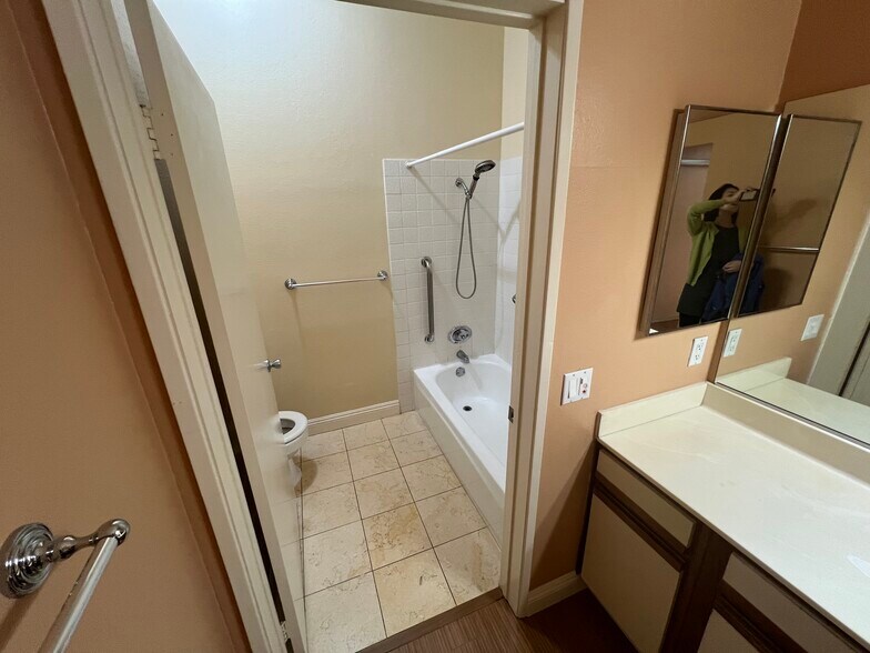 Building Photo - 533 S St Andrews Pl