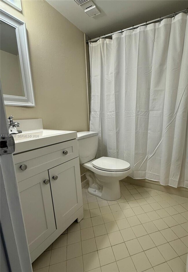 Building Photo - 201 Lake Pointe Dr