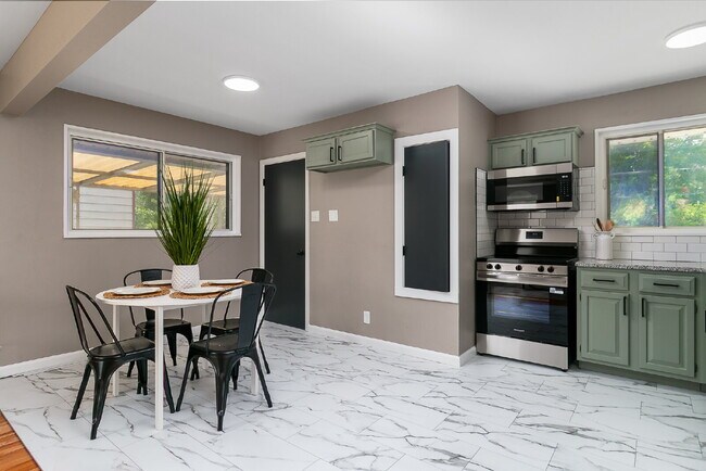 Building Photo - "Charming 3-Bedroom Retreat in St. Louis with Spacious Living!"