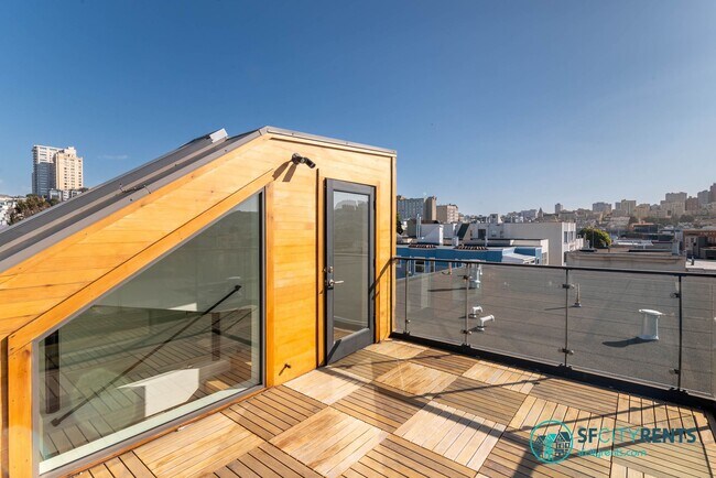 Building Photo - Marina: Remodeled Light-Filled Top-Floor Marina Condo with Private Roof Deck