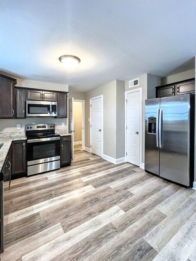 Building Photo - Spacious 3-Bedroom Home in a Prime Locatio...