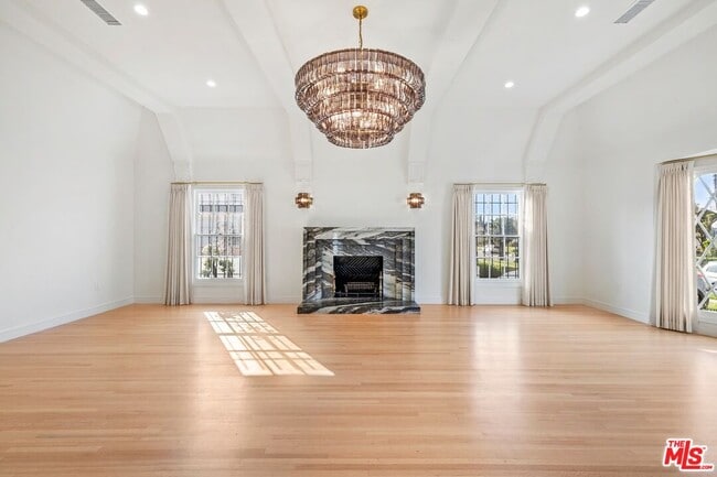 Building Photo - 200 S Formosa Ave