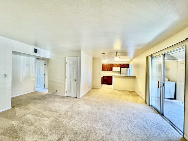 Building Photo - Lovely 2 Bed, 2 Bath Upstairs Condo for Re...