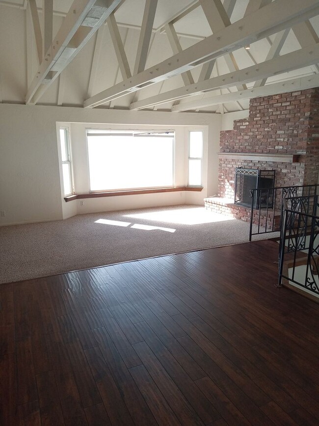 Building Photo - Fabulous 3 bedroom 2 bath tri-level home w...