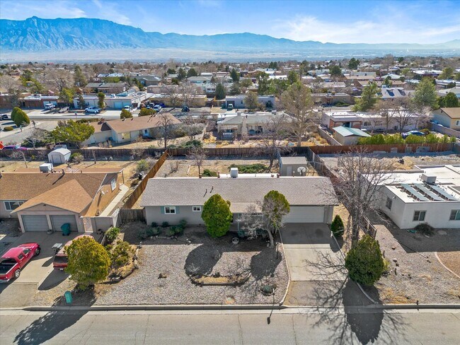 Building Photo - Spacious 4-Bed, 2-Bath Home | Large Backyard| Quick Access to Highway 528 and Other Routes| Pre-L...